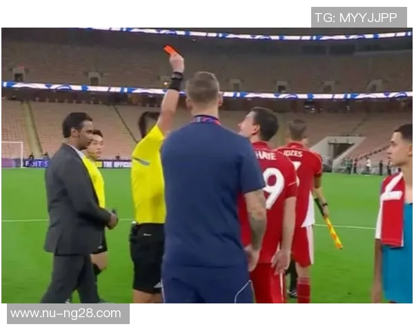 足球场上的愤怒瞬间:球星因判罚失误爆发怒火的背后心理解析 足球场上的愤怒瞬间:球星因判罚失误爆发怒火的背后心理解析