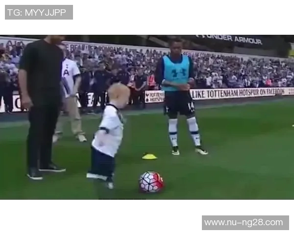 《足球篮球场上的帅气球星人物画卷，展现运动与魅力的完美融合》